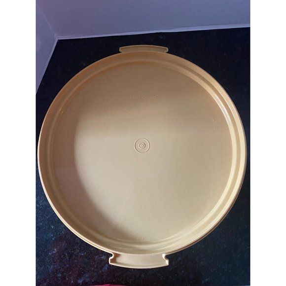 Tupperware 13" D Harvest Gold Cake Carrier/Keeper 1256-5) with Handle (1258-5) - Picture 7 of 9
